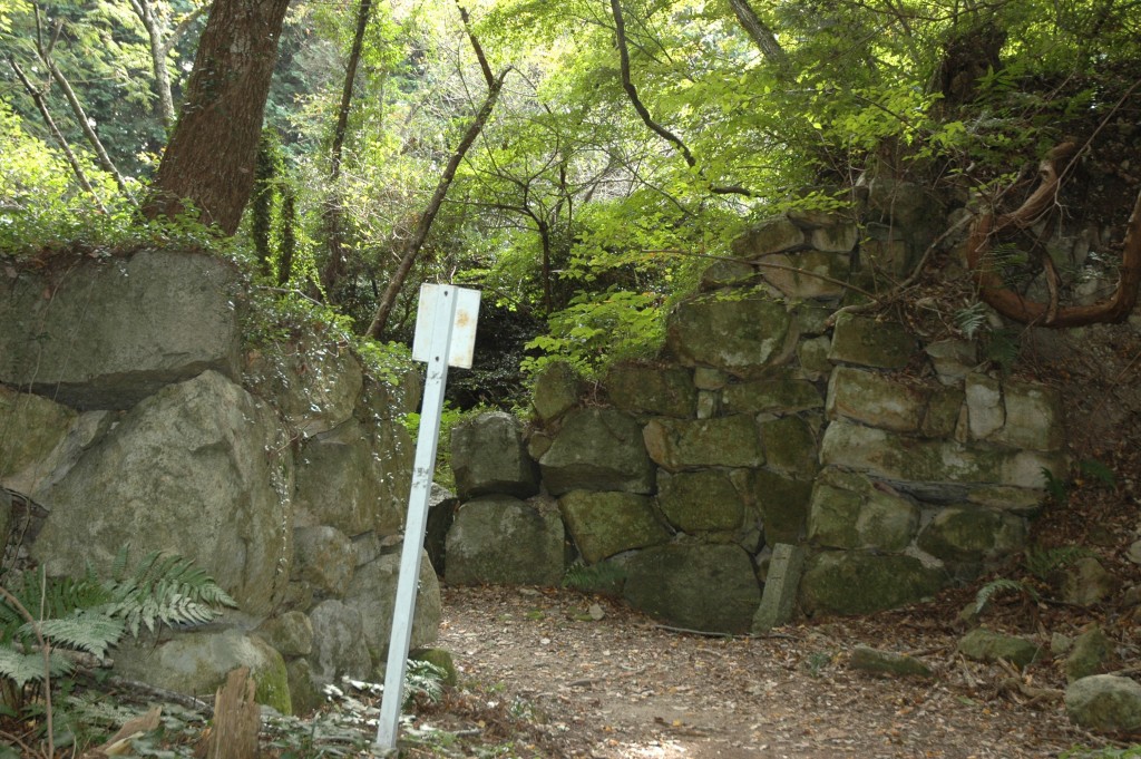 16世紀の石垣が現存する観音山城