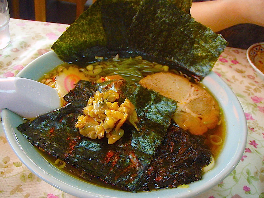海苔ラーメン。富津名産の海苔を粉状にしてから麺に練っていくので緑色の艶のある麺が生まれる