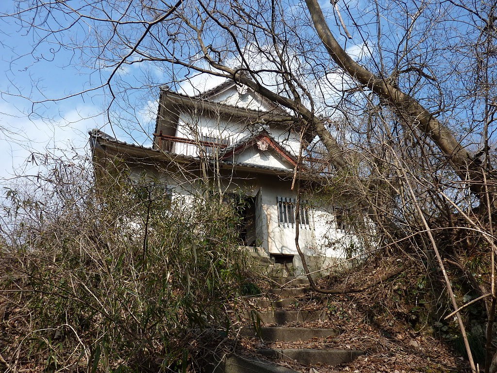 荒廃した天神山城の模擬天守