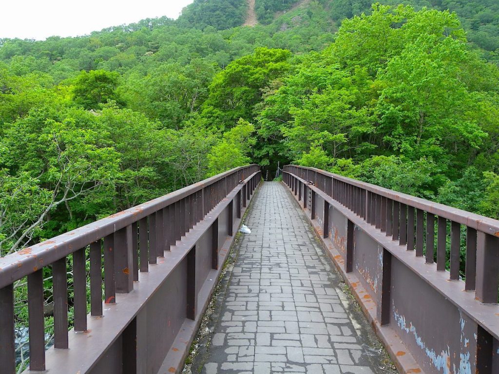 熊の湯露天風呂への橋