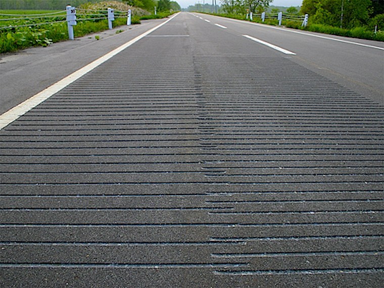 舗装道路の路面につくられた溝