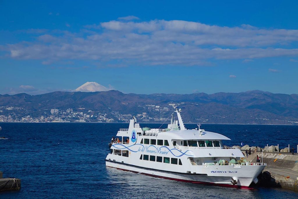 初島港入港の「イルドバカンスプレミア」（富士急マリンリゾート）