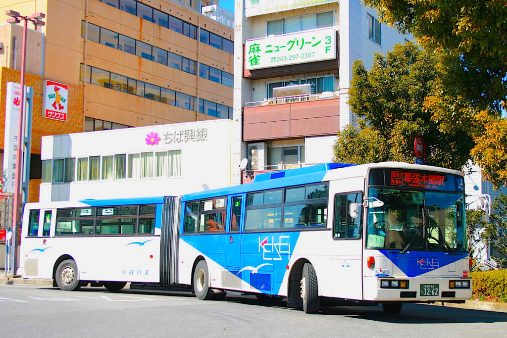 京成バス・ボルボB10M連節バス）