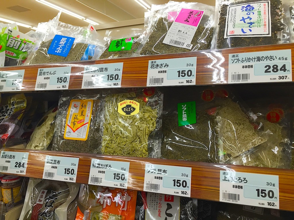 スーパーに行っても昆布コーナーの充実びりには驚く(大阪屋ショップ氷見店にて)