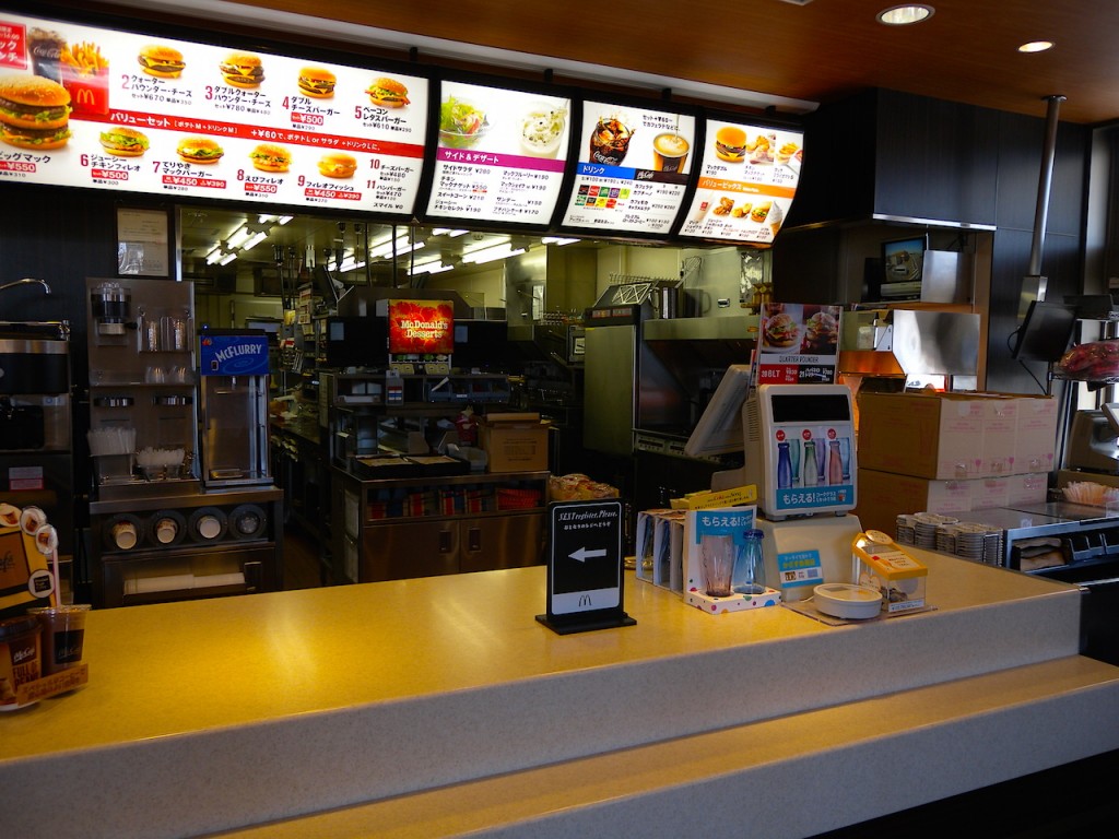 最北端といえど、カウンターは同じ仕様。店内は広々としている
