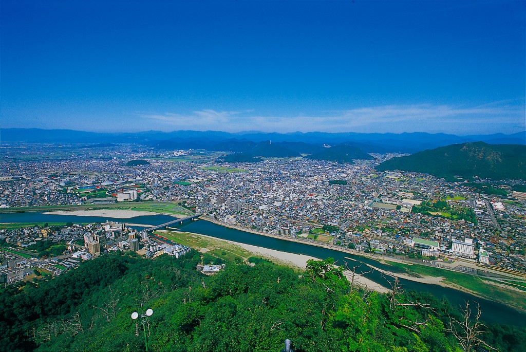 斎藤道三も眺めたであろう金華山からの長良川