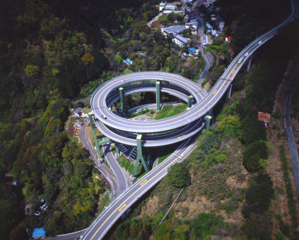 空から眺めた河津七滝ループ橋(ヘリコプターで特撮)