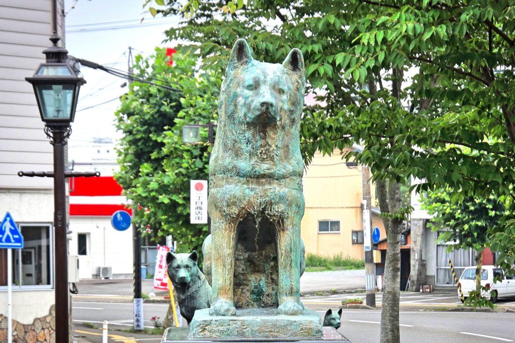 大館駅前ハチ公像