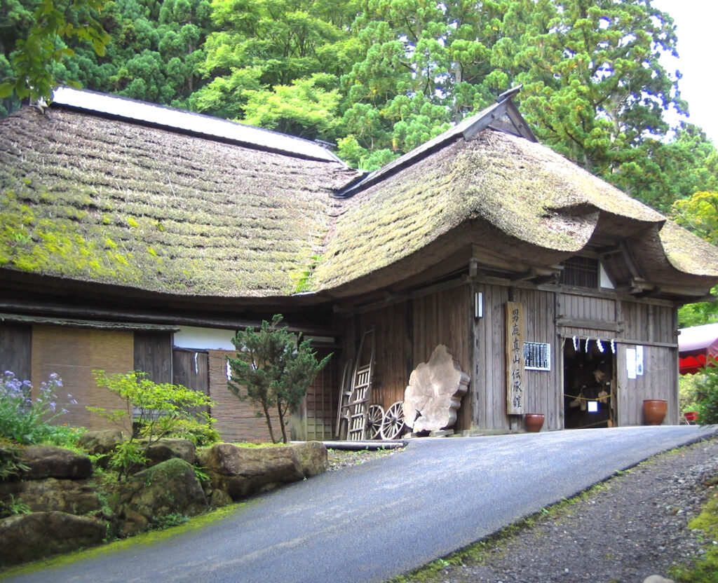 男鹿真山伝承館