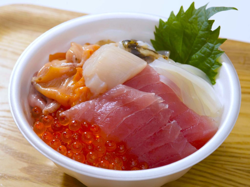 青森魚菜センター（青森のっけ丼）