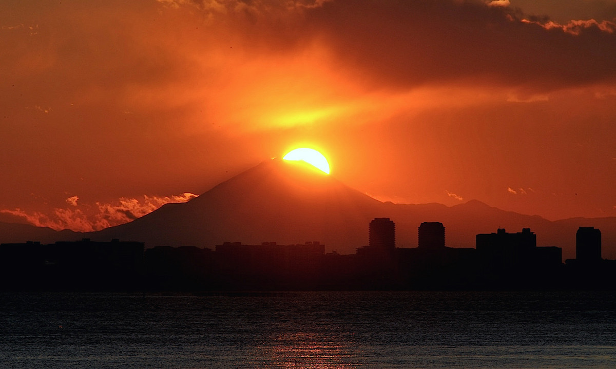 茜浜緑道空眺めるダイヤモンド富士