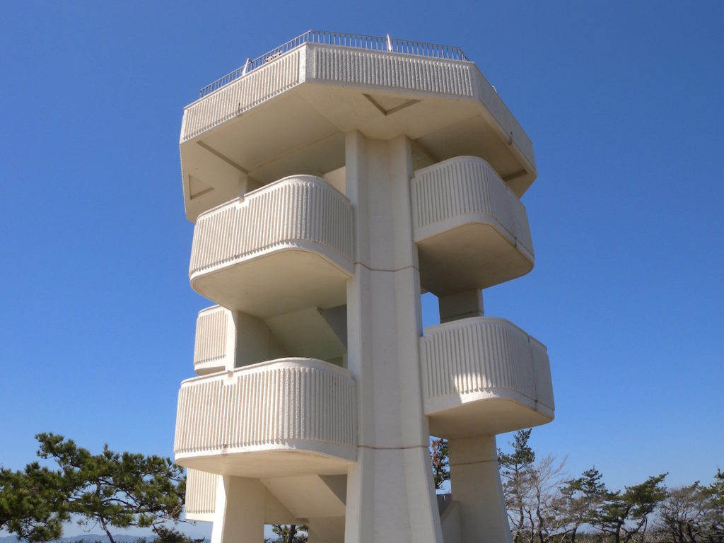 中の島の山頂部には展望台が設置されています