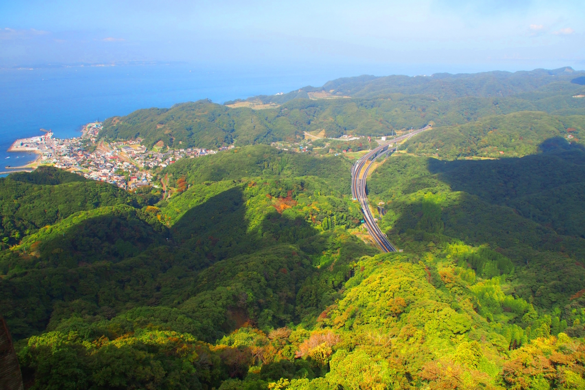 金谷港と富津館山道路を眼下に