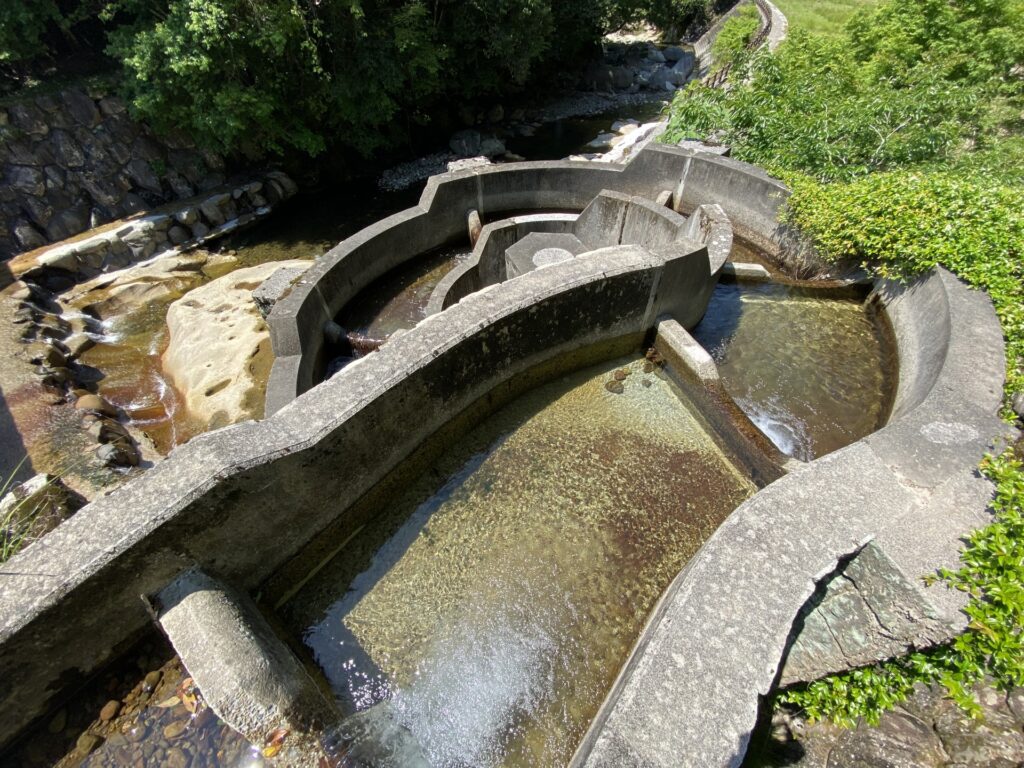 深倉川第1号砂防堰堤（ループ魚道）