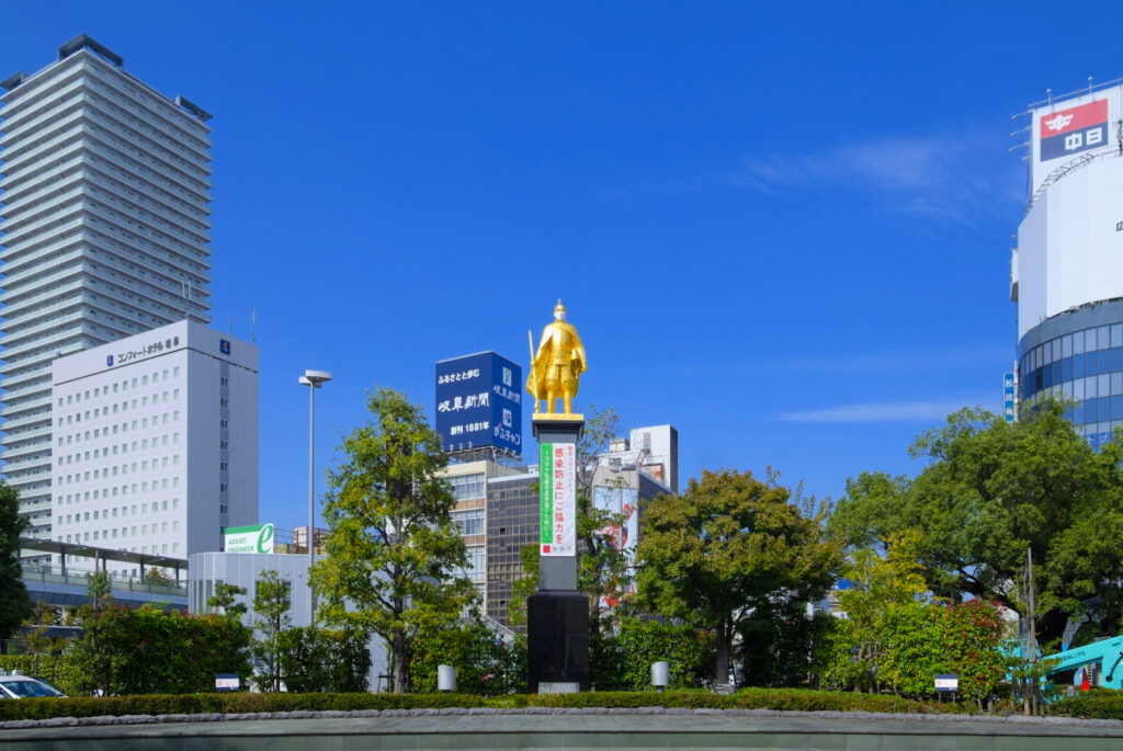 信長ゆめ広場・黄金の信長公像