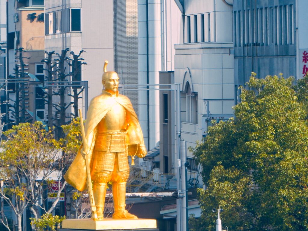 信長ゆめ広場・黄金の信長公像