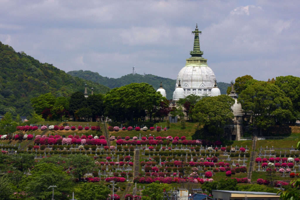 名古山霊苑仏舎利塔