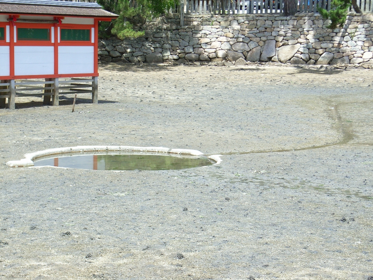 厳島神社・鏡の池