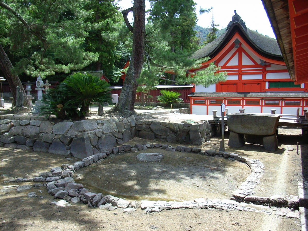 厳島神社・鏡の池