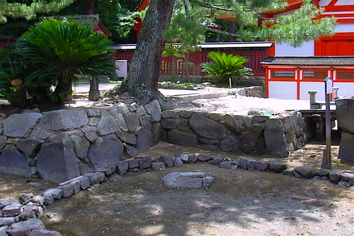 厳島神社・卒塔婆石