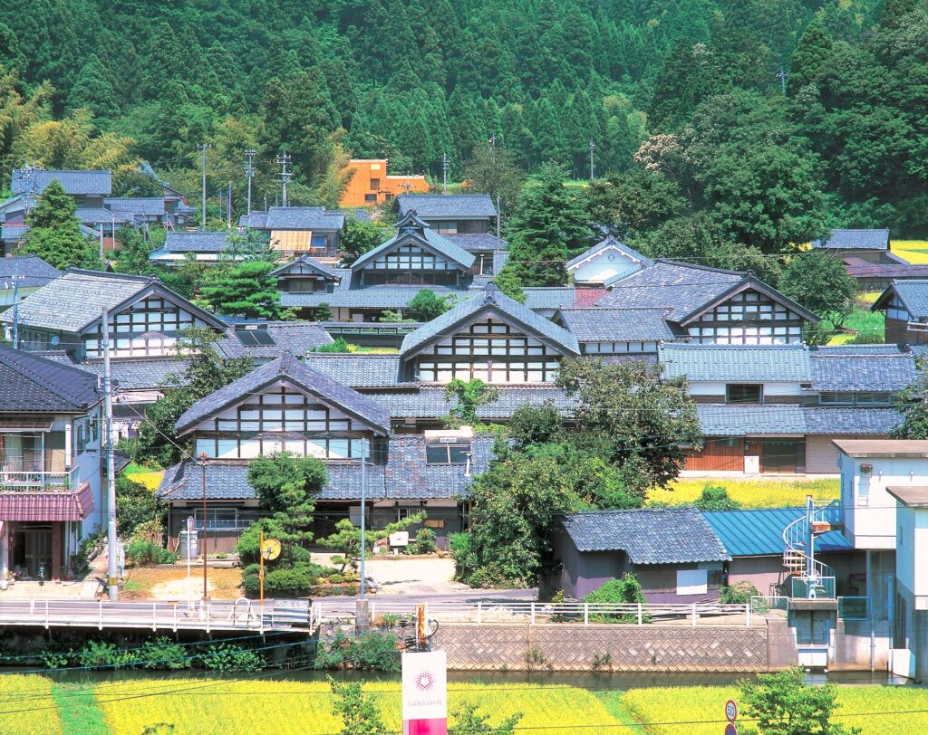 越前町江波の切妻屋根群