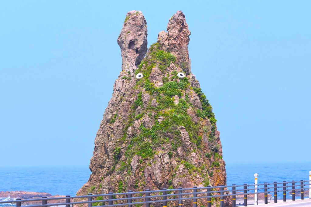 トトロ岩（剱地権現岩）