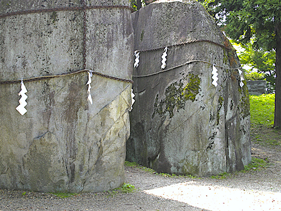 三ツ石神社（鬼の手形）