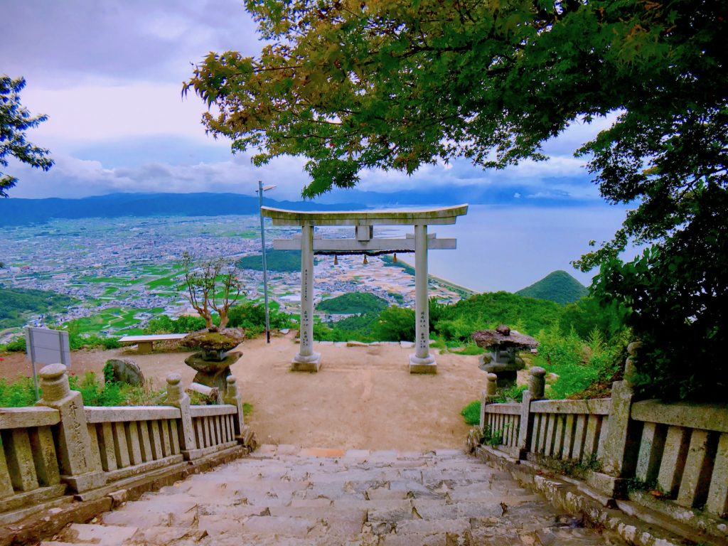 天空の鳥居（高屋神社本宮）