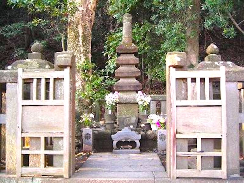 白旗神社（源頼朝墓所）