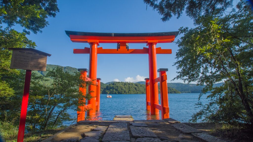 箱根神社・平和の鳥居（湖中鳥居）