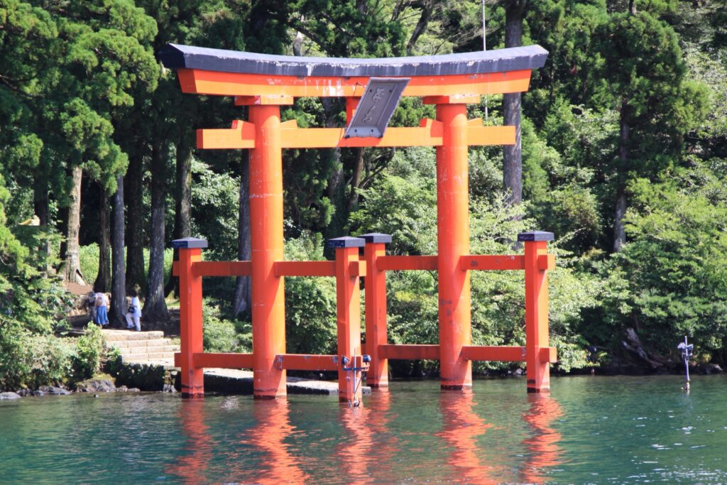 箱根神社・平和の鳥居（湖中鳥居）
