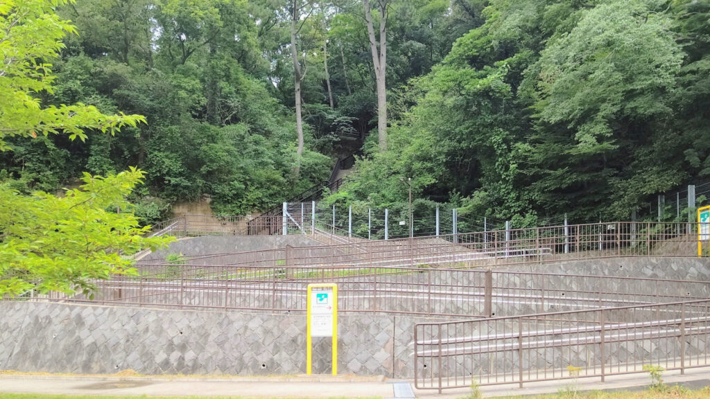 津波避難場所脇の階段