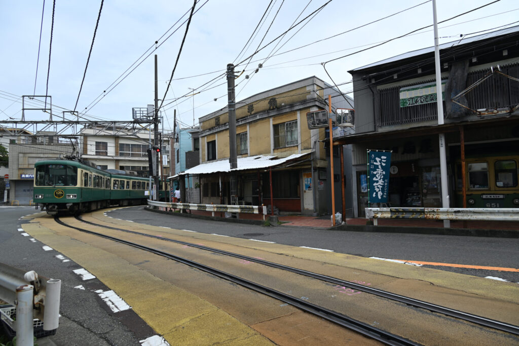 江ノ島電鉄・龍口寺前交差点（普通鉄道日本一の急カーブ）