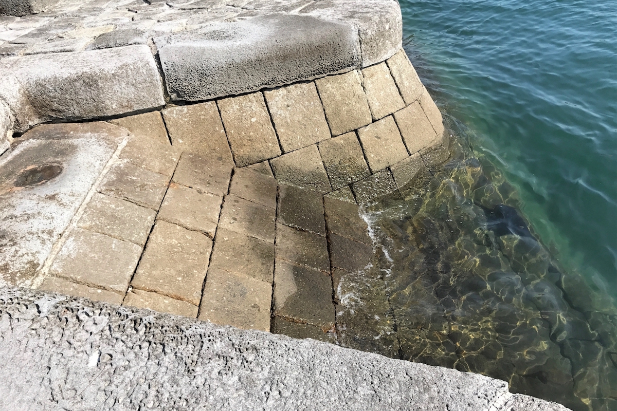 三角西港