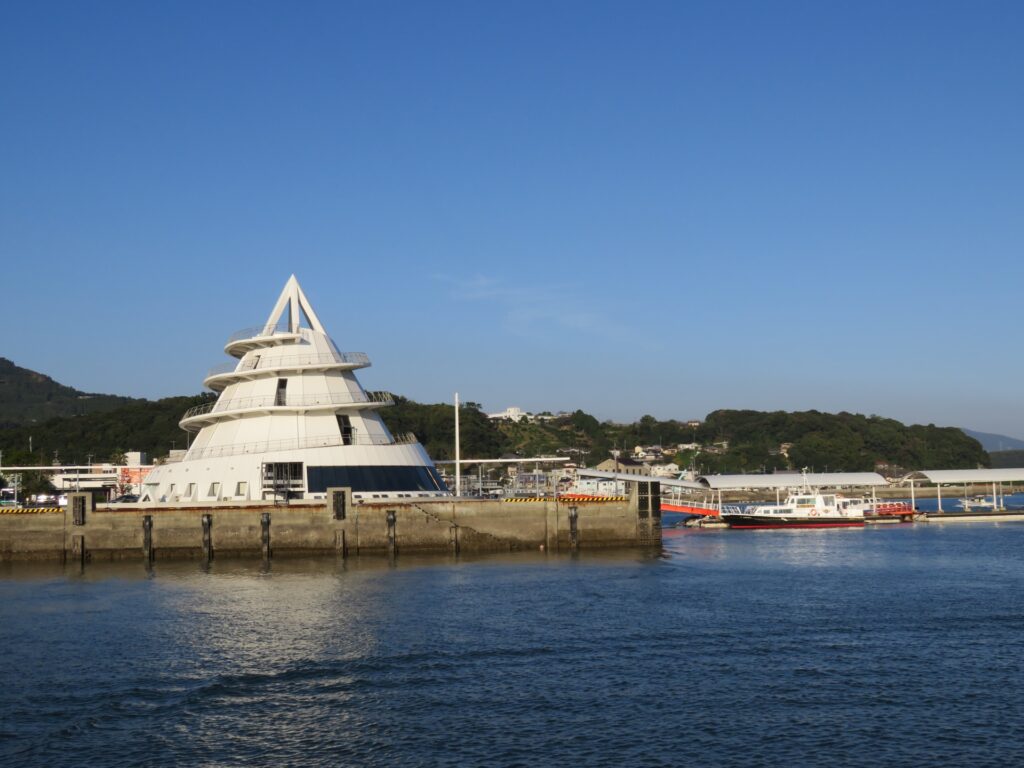 三角港フェリーターミナル（海のピラミッド）