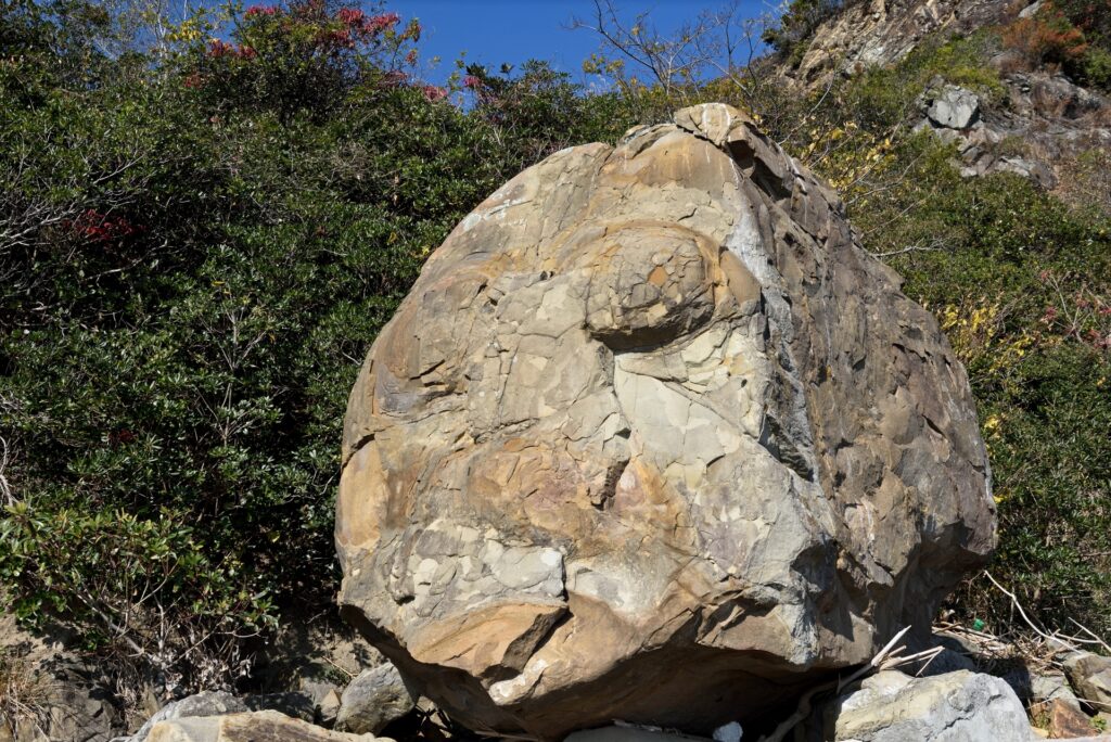 人の心を映す人面岩（維和島）