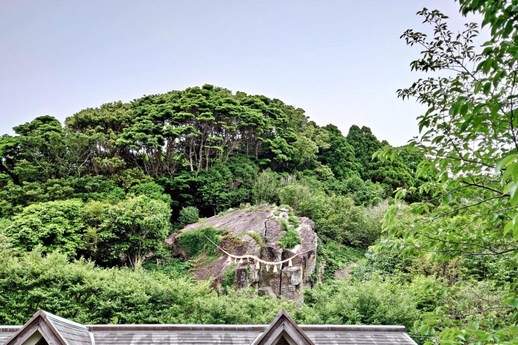 西平椿公園の大岩さま