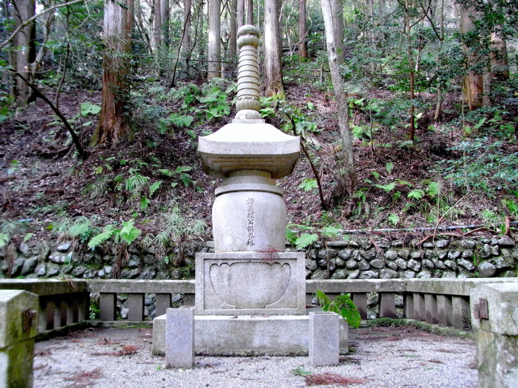 義経公供養塔