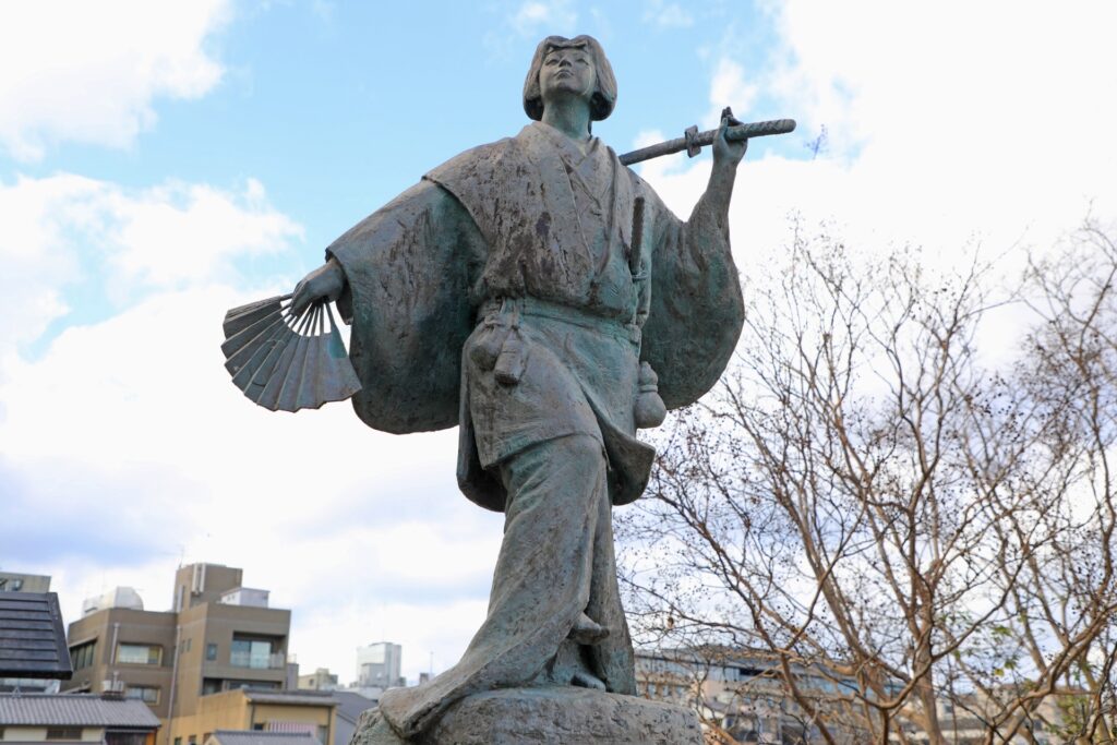 出雲の阿国像