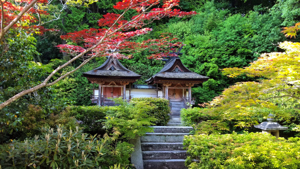 円成寺・春日堂と白山堂