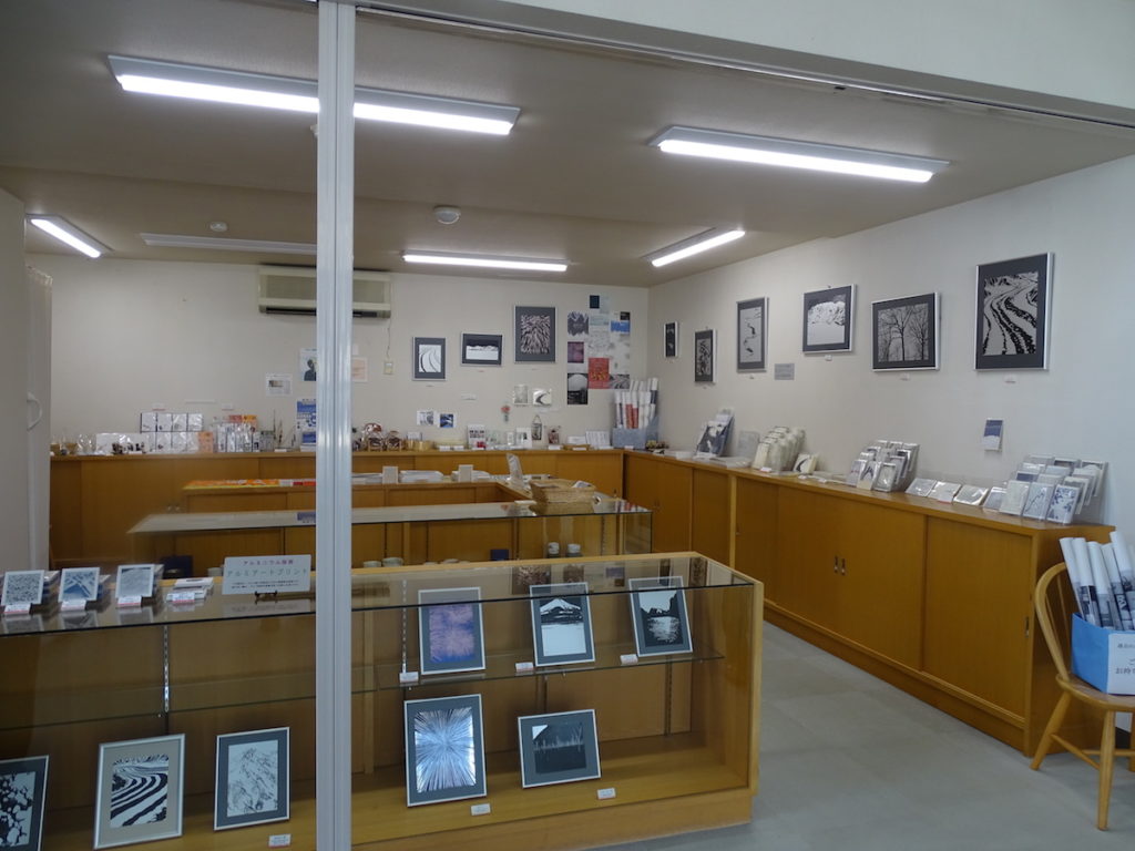 トミオカホワイト美術館