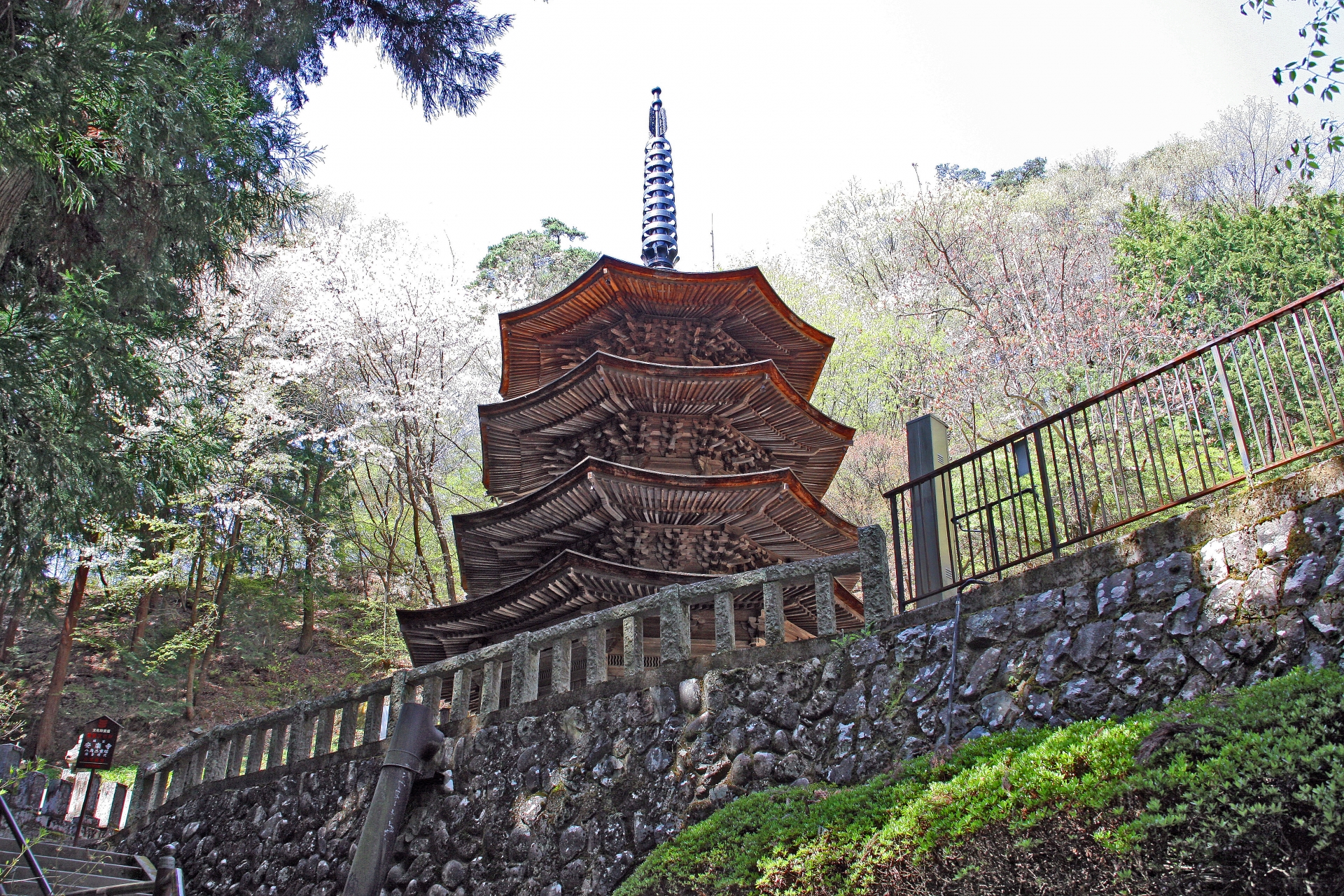 安楽寺八角三重塔（国宝）