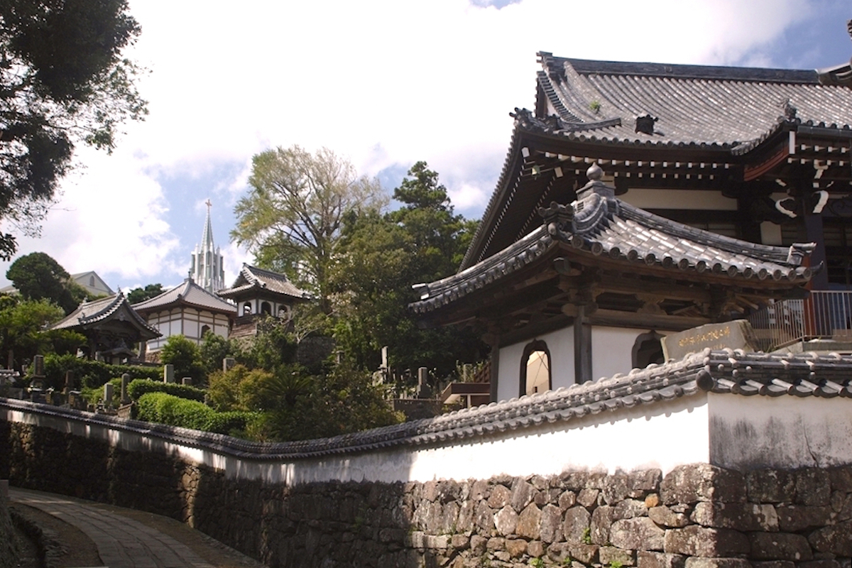 寺院と教会の見える風景