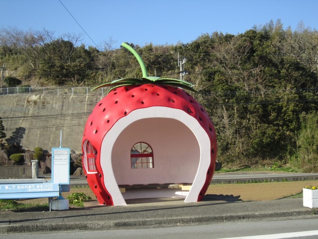 イチゴのバス停・井崎バス停（県界方面行き）