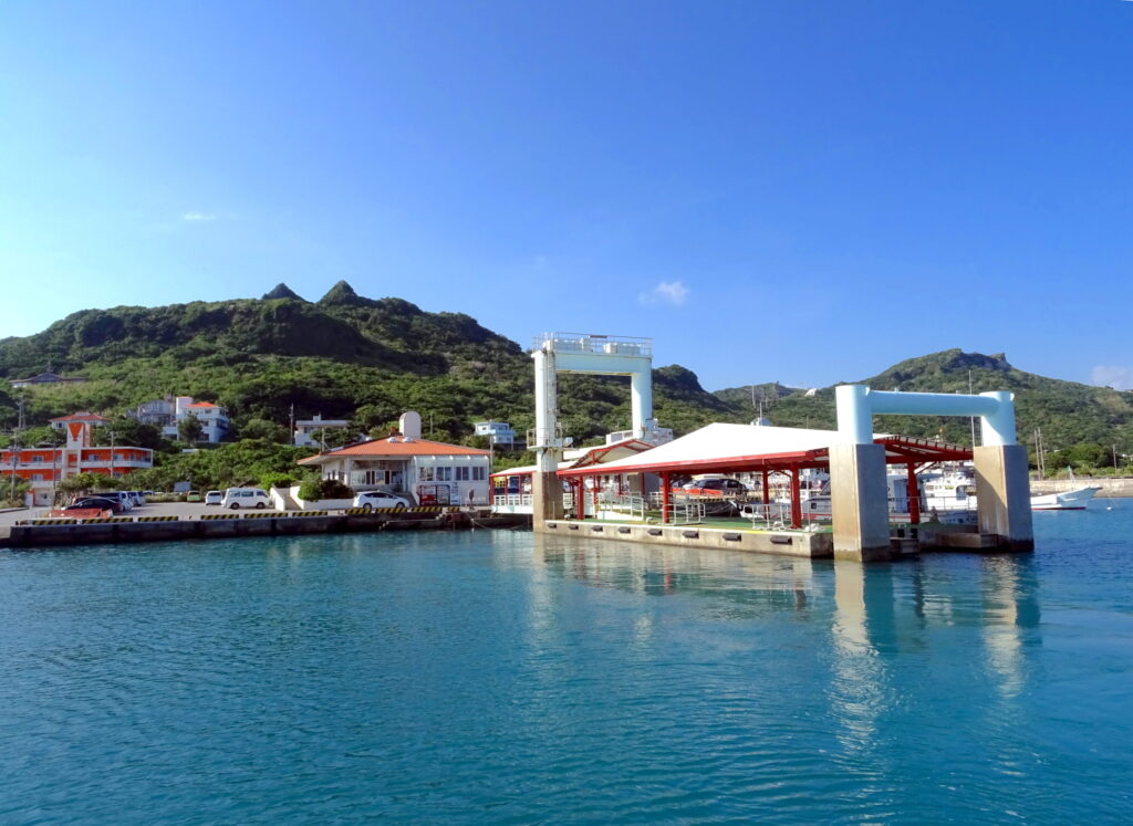 安座真港（久高島フェリー）