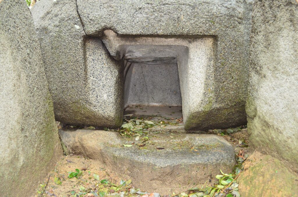 石宝殿古墳