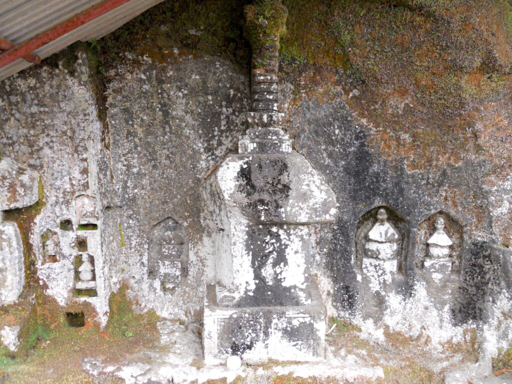 小倉磨崖石塔
