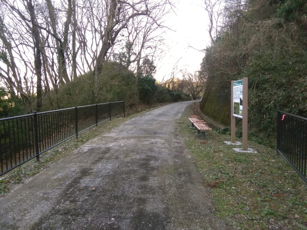 日本セメント東松山専用鉄道跡（遊歩道「まなびのみち」）