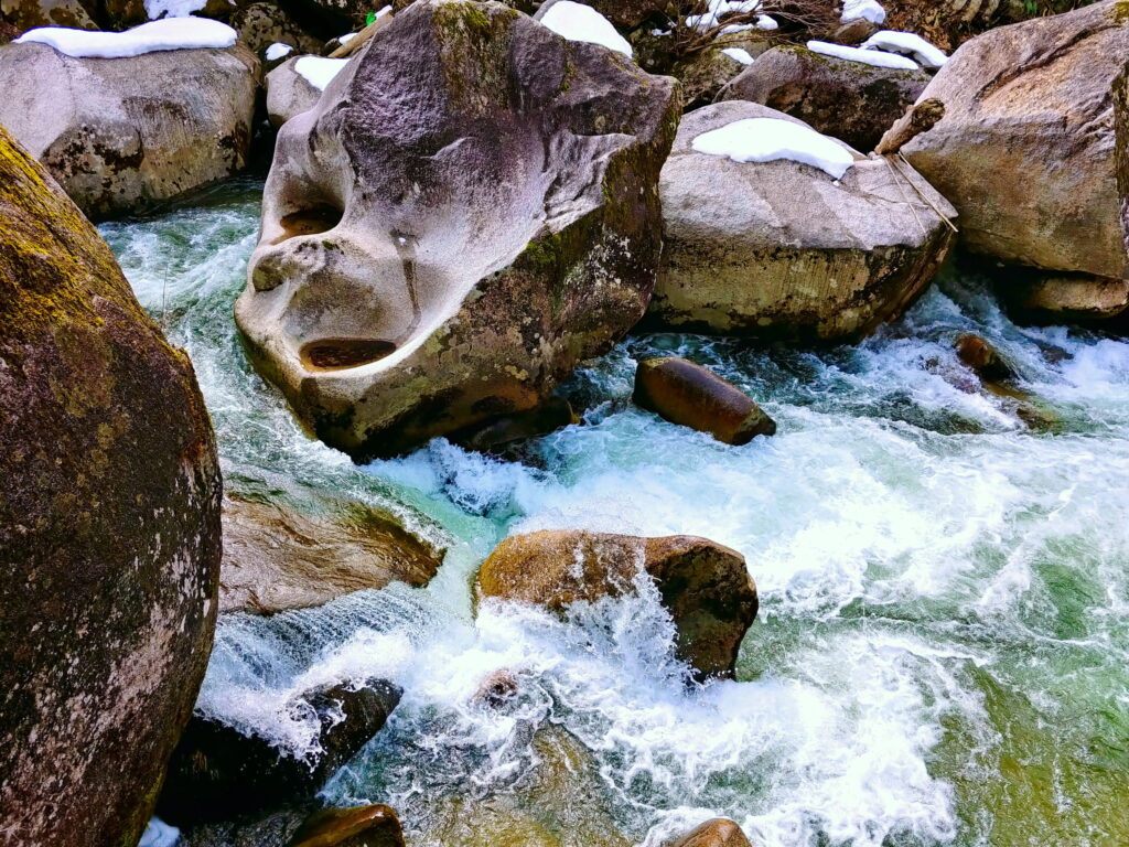 鬼の舌震・人面岩