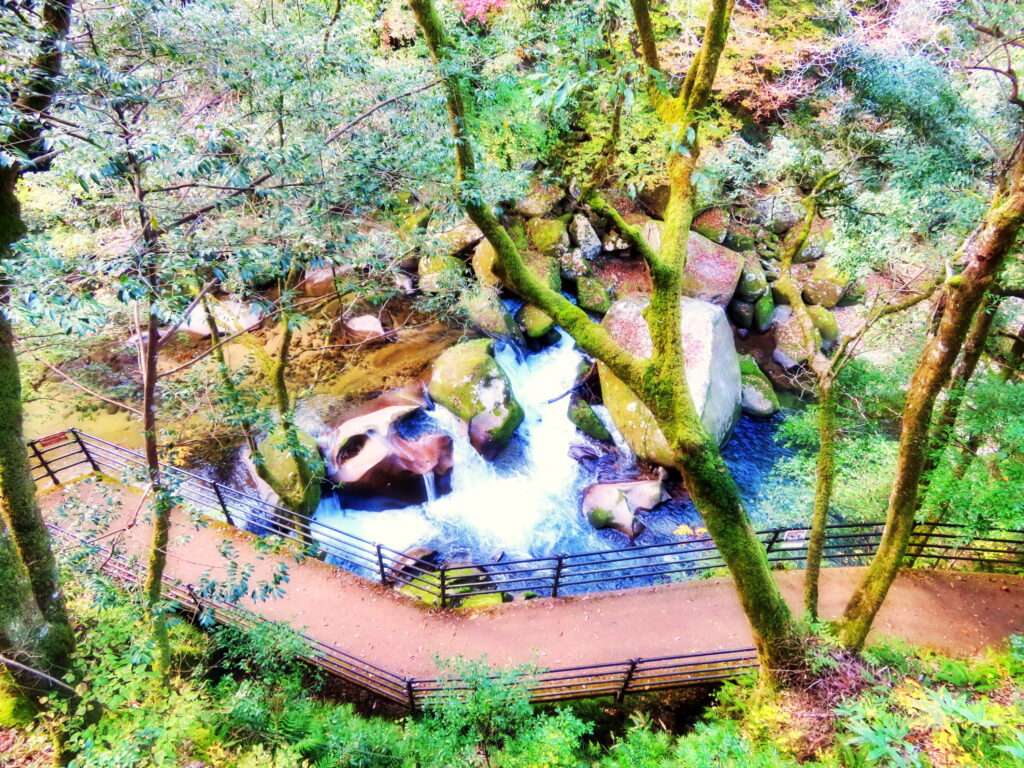 鬼の舌震・鬼の落涙岩